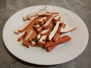 2、什锦家常炒面,买的豆干，切条，