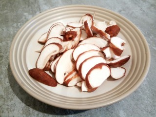 3、什锦家常炒面,香菇切成片