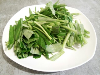 4、什锦家常炒面,空心菜切成小段(本来打算用小青菜的，楼下菜铺买完了，就买了点空心菜，味道也不错)