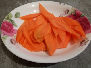 5、什锦家常炒面,胡萝卜切成小片