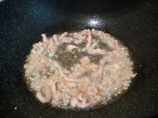 9、什锦家常炒面,锅里油稍微多一点，爆香蒜泥，放肉丝翻炒变色