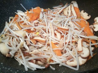 12、什锦家常炒面,放绿豆芽，绿豆芽容易熟，可以晚点放，