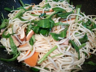 14、什锦家常炒面,加入空心菜翻炒，