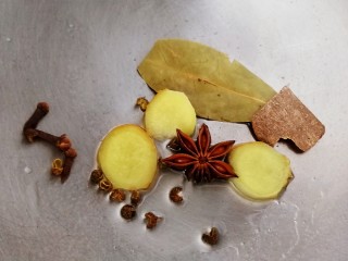 6、卤鸭掌,锅里放入卤料（生姜，大料，麻椒粒，香叶，桂皮，丁香）