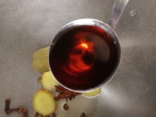 7、卤鸭掌,放入一大勺料酒。