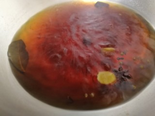 13、卤鸭掌,大火煮开，煮出香味。