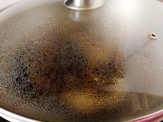 16、卤鸭掌,盖上锅盖，保持水开，小火煮15分钟，关火。等汤汁凉水再小火煮15分钟。