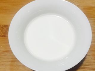 3、桂花红枣核桃羹#冬喝暖饮夏喝冰#,一勺生粉用水拌匀