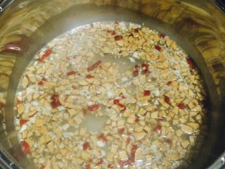 6、桂花红枣核桃羹#冬喝暖饮夏喝冰#,放入红枣丁和核桃仁