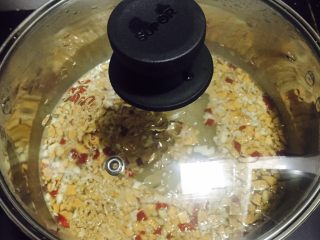 7、桂花红枣核桃羹#冬喝暖饮夏喝冰#,盖上锅盖大火煮开转中小火煮三分钟即可