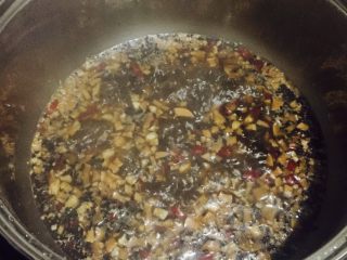 8、桂花红枣核桃羹#冬喝暖饮夏喝冰#,然后添加黑芝麻和冰糖