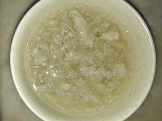 1、姜汁冰糖炖燕窝,燕窝用冷水泡发一夜，夏天要放入冰箱泡发