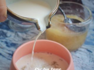 14、姜汁冰糖炖燕窝,倒入牛奶200ml