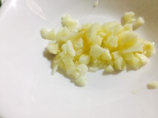 5、#咸味#万里一眼绿，白灼菜心,我们这里弄个简单的料汁，蒜蓉切好备用！