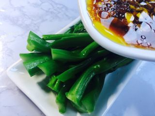 10、#咸味#万里一眼绿，白灼菜心,菜心捞出，装盘，可以从上往下的淋料汁！