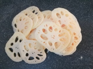 3、醋溜藕片,再将莲藕切薄片