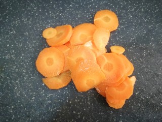 4、醋溜藕片,红萝卜也同样切薄片