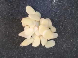 5、醋溜藕片,蒜头切片