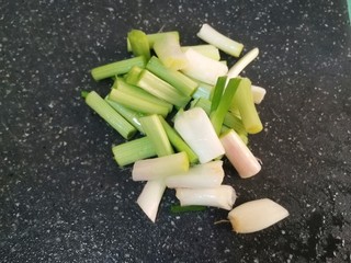 6、醋溜藕片,切适量葱白