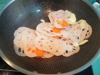 11、醋溜藕片,放入焯过水的藕片翻炒一会