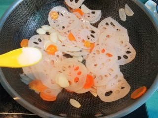 12、醋溜藕片,加少许盐