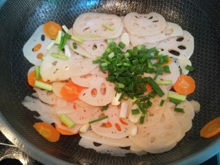 14、醋溜藕片,再加入葱花翻炒