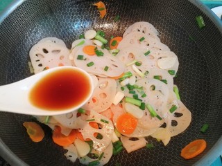 15、醋溜藕片,这时加入3汤匙香醋