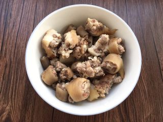 4、美容养生汤～黄豆炖猪尾,焯水后放入水里清洗干净血泡，沥干水分备用。