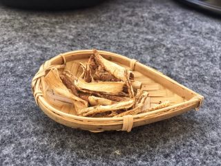 6、美容养生汤～黄豆炖猪尾,准备五指毛桃根10克。用五指毛桃根与鸡、鸭，猪骨炖汤，使得汤味更加鲜美，还有健脾补肺、益气补虚等功效！