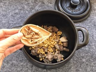 9、美容养生汤～黄豆炖猪尾,倒入五指毛桃根。