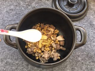 11、美容养生汤～黄豆炖猪尾,添加白酒2勺，去腥味。