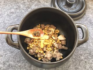 12、美容养生汤～黄豆炖猪尾,添加花椒粒，花椒粒也可以去腥味哦。