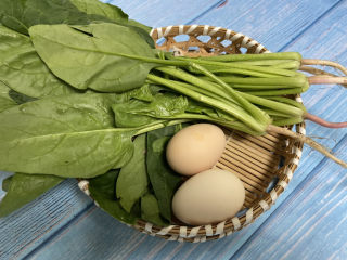 1、鸡蛋炒菠菜,准备好食材