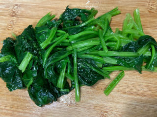 6、鸡蛋炒菠菜,待冷却后切段