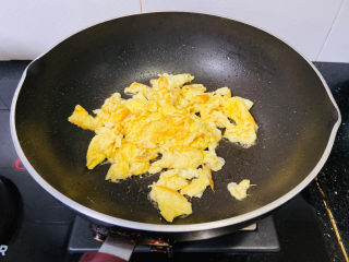 9、鸡蛋炒菠菜,快速划散盛入碗内