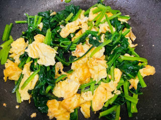 16、鸡蛋炒菠菜,翻炒均匀