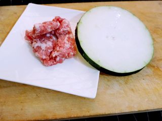 1、宝宝辅食之肉末蒸冬瓜+冰糖水蜜桃,肉末蒸冬瓜的食材