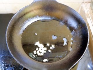 4、宝宝辅食之肉末蒸冬瓜+冰糖水蜜桃,热锅凉油,放少许蒜末爆香