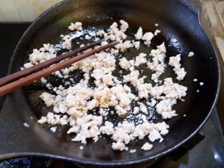 6、宝宝辅食之肉末蒸冬瓜+冰糖水蜜桃,炒散变色后放少许盐,一点点生抽关火。