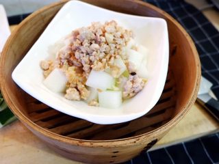7、宝宝辅食之肉末蒸冬瓜+冰糖水蜜桃,蒸锅里烧水,水开后放入冬瓜,蒸15-20分钟即可。