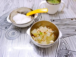 8、宝宝辅食之肉末蒸冬瓜+冰糖水蜜桃,给小孩子吃这样就可以了,如果大人吃可以泼葱油,淋豉油就有味道了。