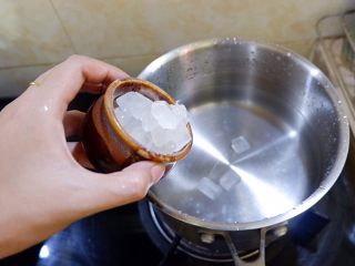 10、宝宝辅食之肉末蒸冬瓜+冰糖水蜜桃,锅里加水放入冰糖