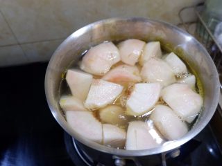 11、宝宝辅食之肉末蒸冬瓜+冰糖水蜜桃,煮开以后放入桃子