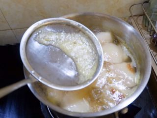 12、宝宝辅食之肉末蒸冬瓜+冰糖水蜜桃,煮的过程撇去浮末