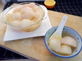 14、宝宝辅食之肉末蒸冬瓜+冰糖水蜜桃,小孩子可以温热的时候吃。煮软一点,勺子压一下就会碎。