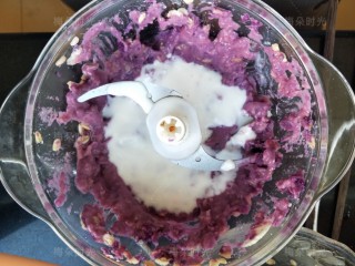 6、紫薯燕麦思慕雪,然后加入酸奶，（因为紫薯很干，所以酸奶选用那种稀点的就可以。）一丢丢白糖（根据自己口味增减），用搅拌机打成浓稠的糊。