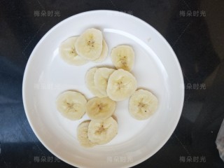 8、紫薯燕麦思慕雪,另取一根香蕉切片。