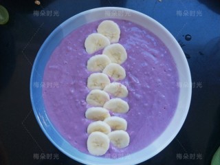 9、紫薯燕麦思慕雪,交错的摆在紫薯糊表面，