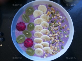 11、紫薯燕麦思慕雪,我想增加点别的颜色，又挖了两个火龙果球换上，右边撒一些水果麦片，一些南瓜子。其实用什么点缀，怎么摆放，没有固定模式，自由发挥就好。