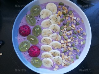 12、紫薯燕麦思慕雪,最后撒一些奇亚籽。